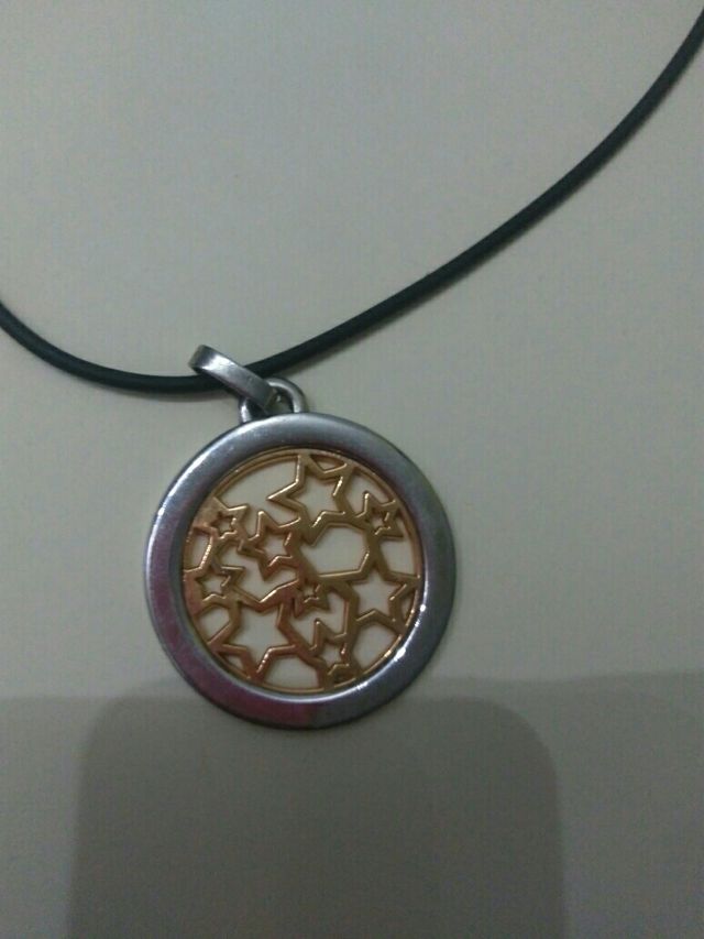 colgante cordon de caucho con colgante.