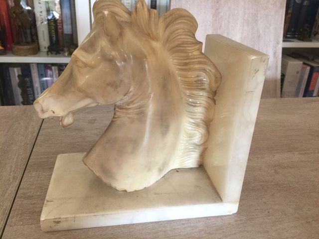 Caballos de mármol. Los 2 caballos 30 euros