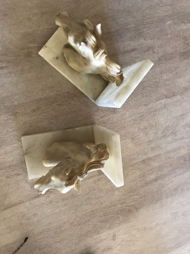 Caballos de mármol. Los 2 caballos 30 euros