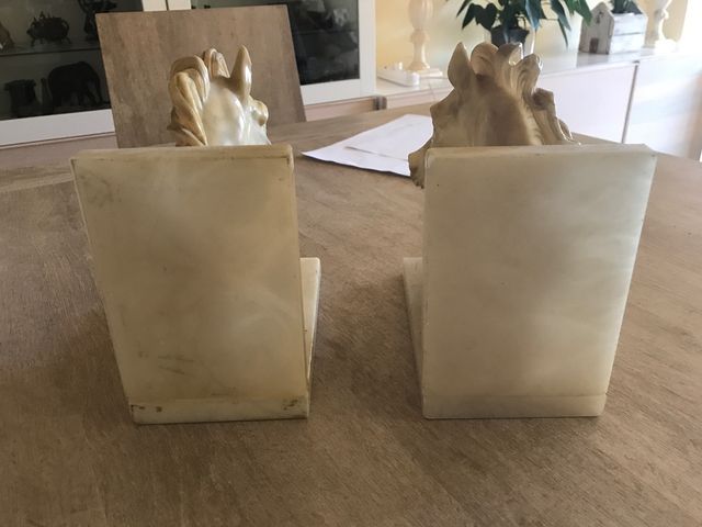 Caballos de mármol. Los 2 caballos 30 euros
