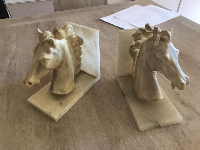 Caballos de mármol. Los 2 caballos 30 euros