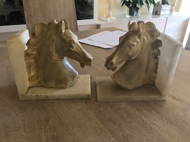 Caballos de mármol. Los 2 caballos 30 euros