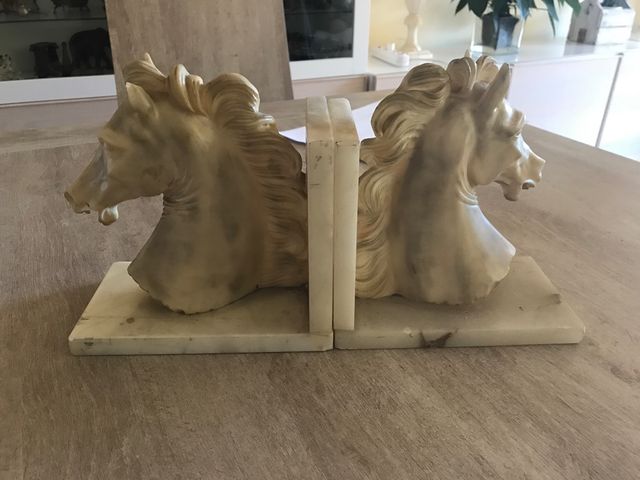 Caballos de mármol. Los 2 caballos 30 euros