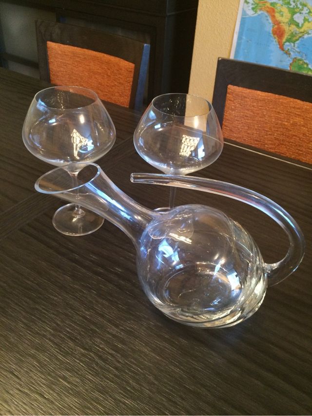 Decantador y copas vino