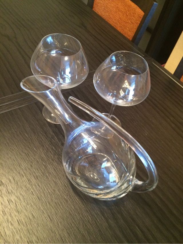Decantador y copas vino
