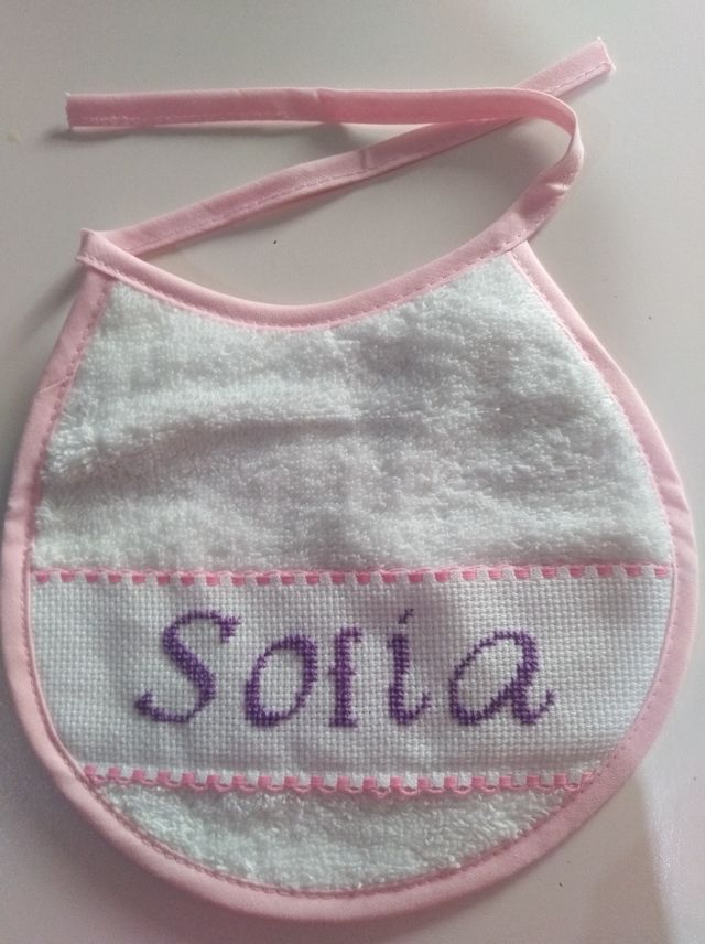 Realizo baberos a punto de cruz