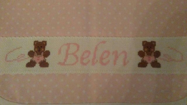 Realizo baberos a punto de cruz