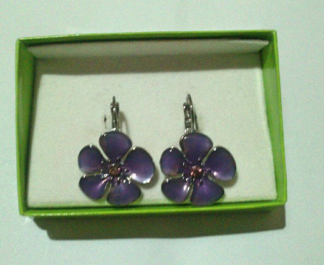 Pendientes violetas flor