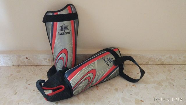 Espinilleras de fútbol con tobillera incluida.