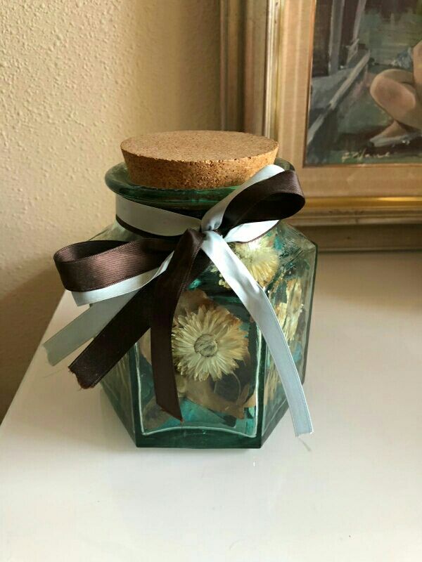 Tarro cristal azul con flores secas.