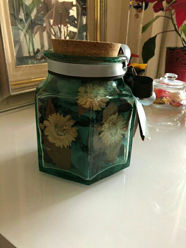 Tarro cristal azul con flores secas.