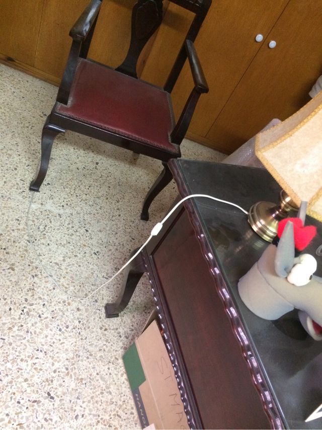 Despacho de calidad de un doctor, mesa y silla