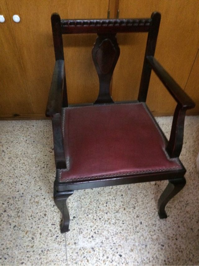 Despacho de calidad de un doctor, mesa y silla