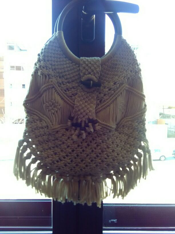 Bolso con asas, de moda, también tipo vintage.