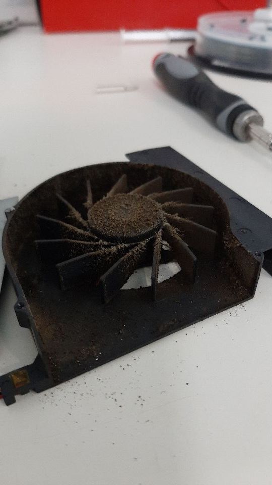 Pulizia e manutenzione di laptop portatili