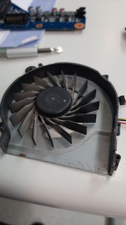 Pulizia e manutenzione di laptop portatili