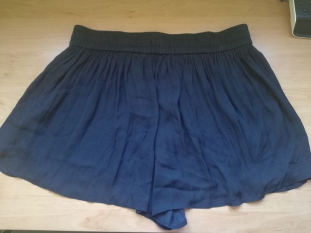 Falda pantalón negra y corta