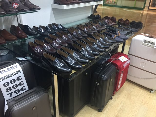 Mesa em vidro e aço inox.