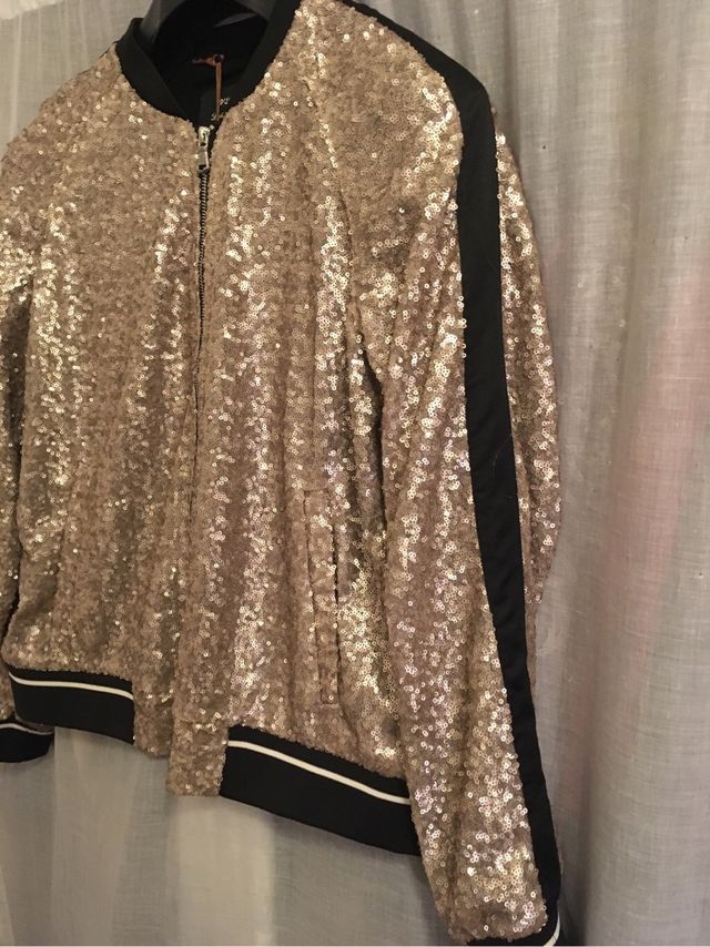Cazadora tipo bomber de lentejuelas. NUEVA
