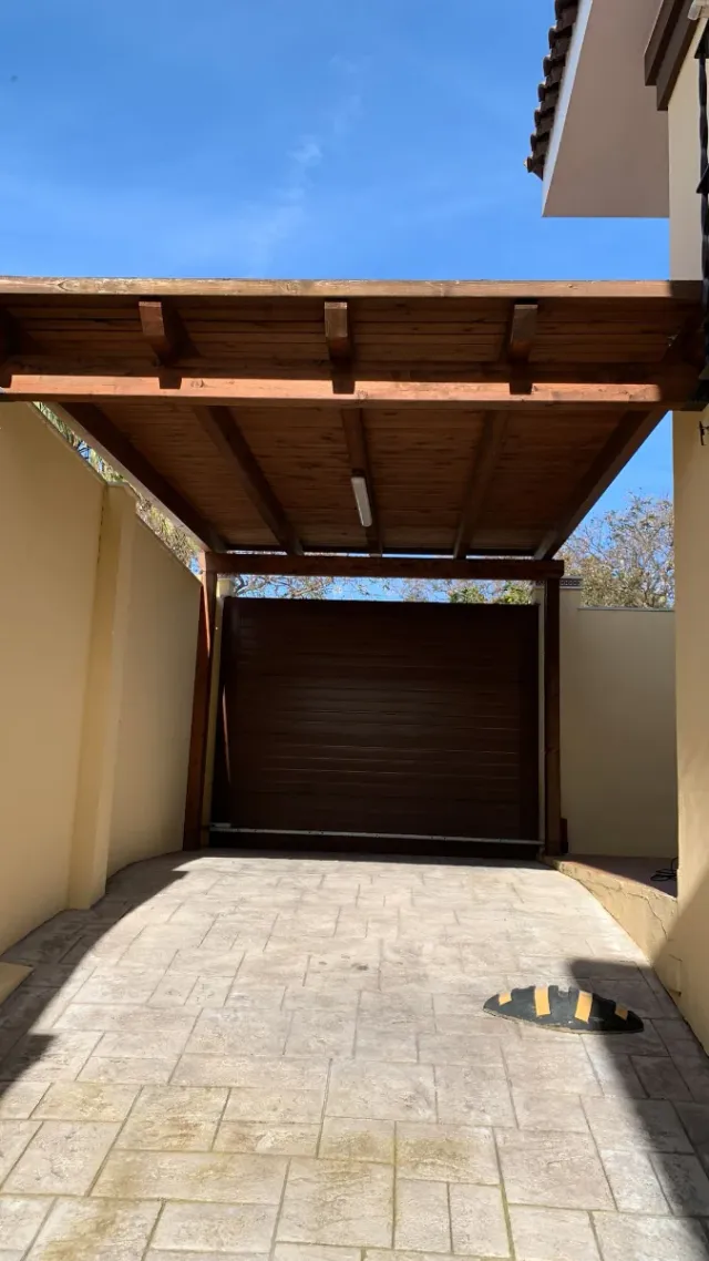 garaje de madera para coche