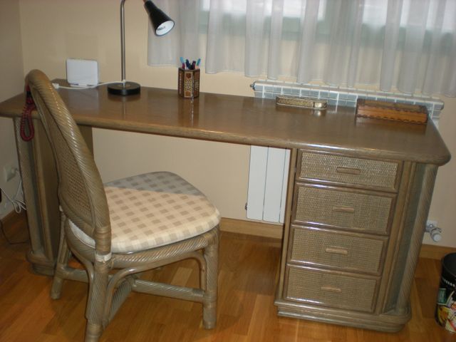 Escritorio y sillón