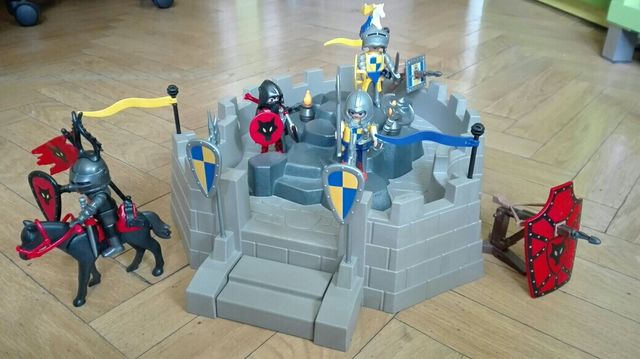 Castillo con espada y caballeros playmobil
