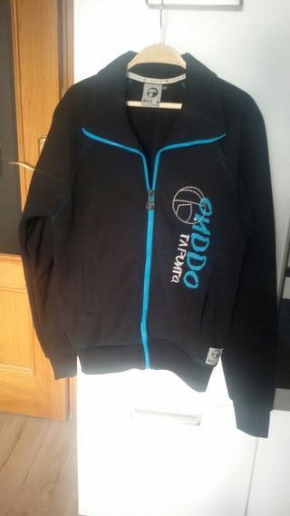 Chaqueta NUEVA tipo sudadera ONDDO ta PUNTO de segunda mano por 8 EUR en  Pamplona en WALLAPOP