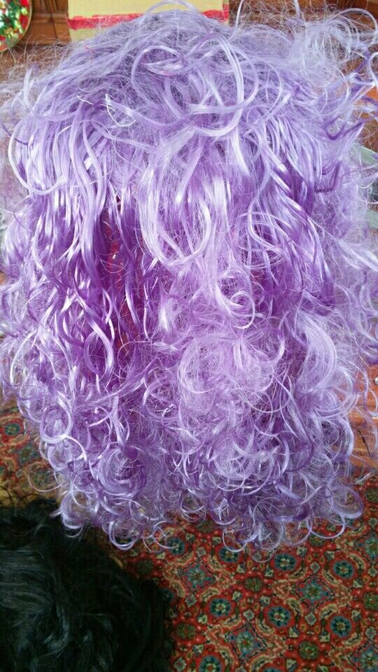 Peluca morada con rizos