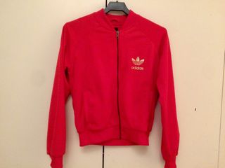 Chaqueta roja y dorada Adidas Originals de segunda mano por 35 EUR en  Sabadell en WALLAPOP