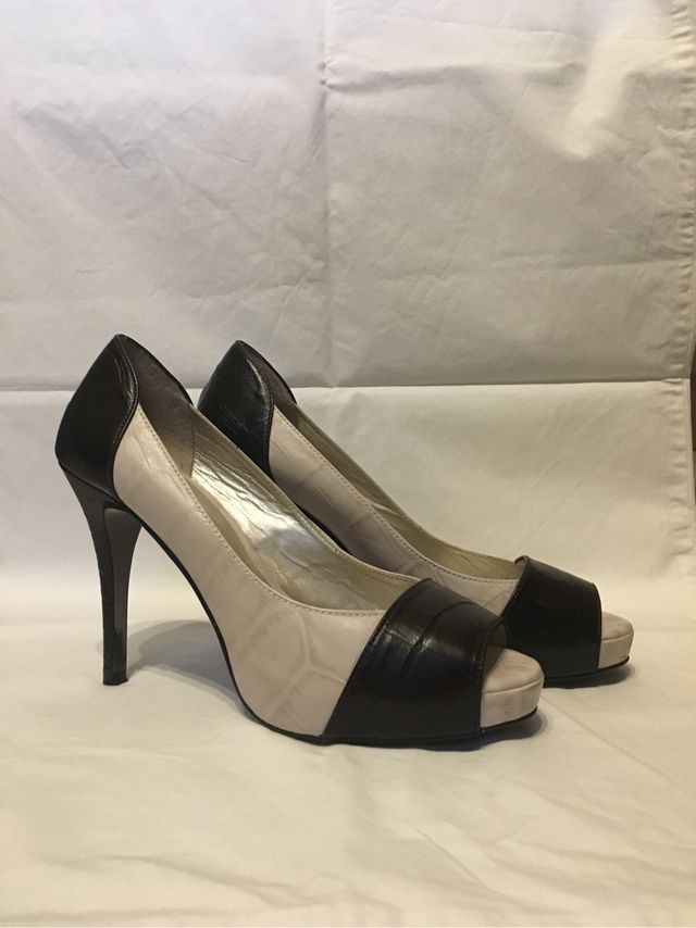 Zapatos De Tacón Color Beige Y Marrón Oscuro De Segunda Mano