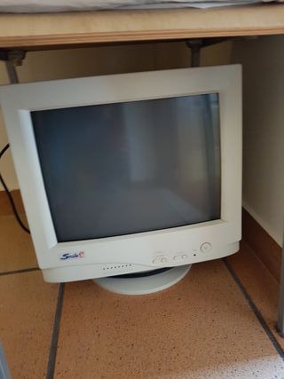 Monitor pantalla ordenador pc antiguo smile de segunda mano por 10 EUR en  Boiro en WALLAPOP