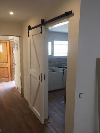 Puerta corredera estilo granero de segunda mano en Madrid en WALLAPOP
