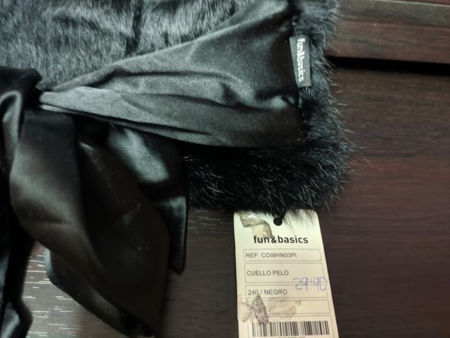 cuello de pelo negro