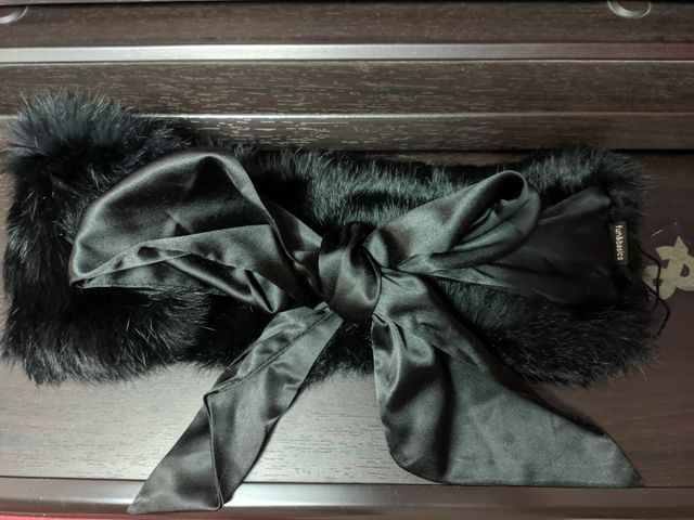 cuello de pelo negro