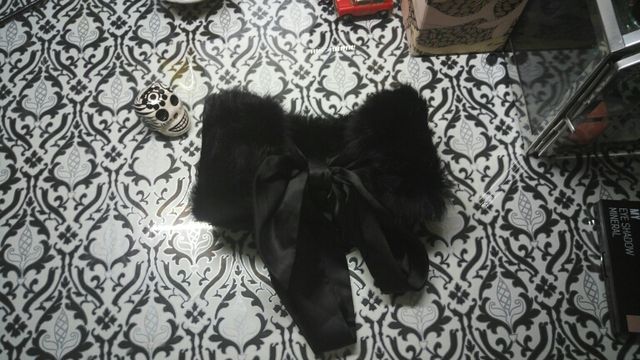 cuello de pelo negro