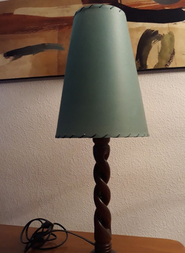 Preciosa Lámpara Verde Con Pie De Madera.