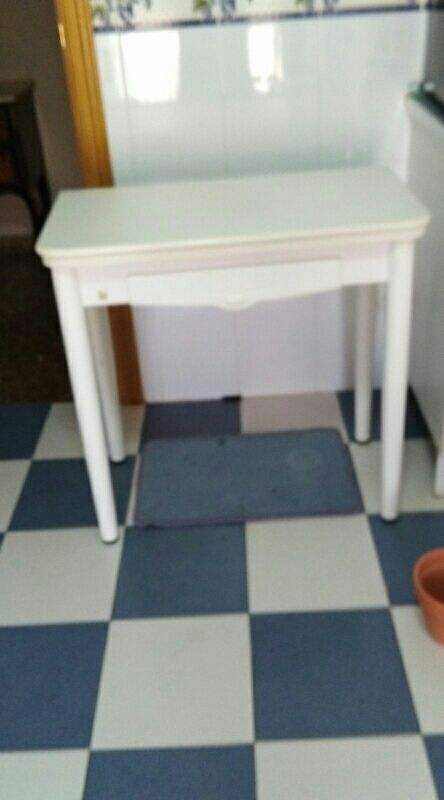 mesa cocina mas dos sillas