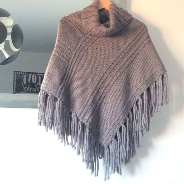 PONCHO/CAPA DE PUNTO GRIS C&A TALLA M
