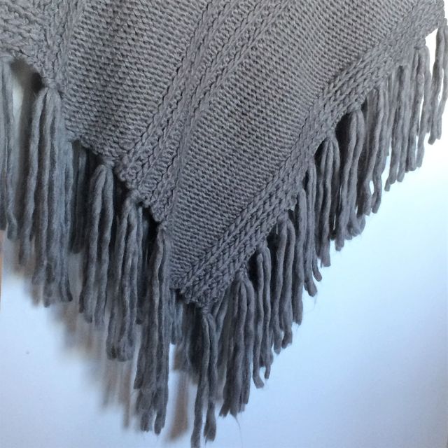 PONCHO/CAPA DE PUNTO GRIS C&A TALLA M