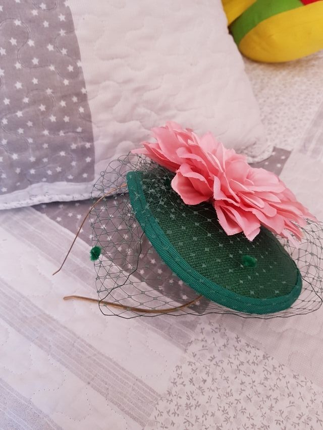 Tocado verde con flor rosa