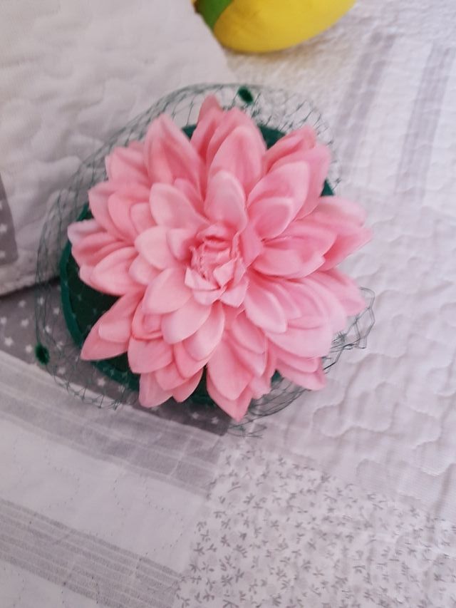 Tocado verde con flor rosa