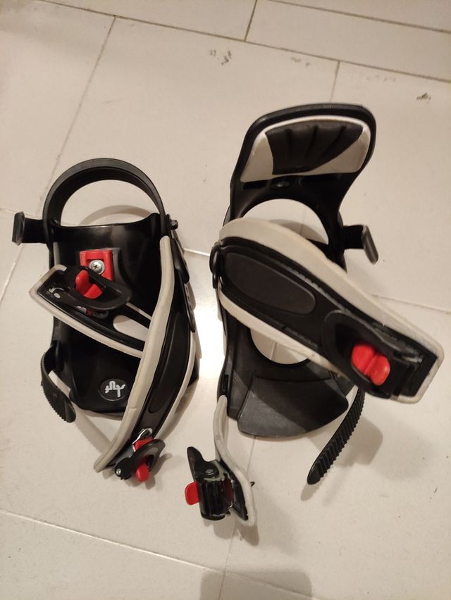 Tabla snowboard-149 con fijaciones.