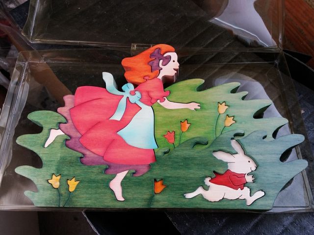 Alicia al pais de les maravelles puzzle fusta