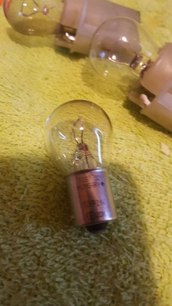 3 bombillas coche 12V 21W con 2 portabombillas de segunda mano por 5