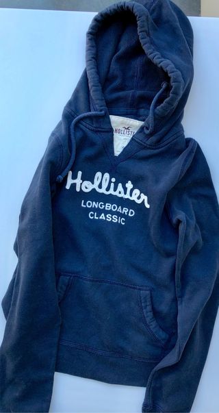 Sudadera Hollister Azul Marino de segunda mano por 15 EUR en Encinar de Los  Reyes en WALLAPOP