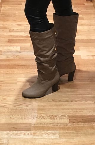 Botas altas mujer talla 42 de segunda mano por 19 EUR en Valladolid en  WALLAPOP