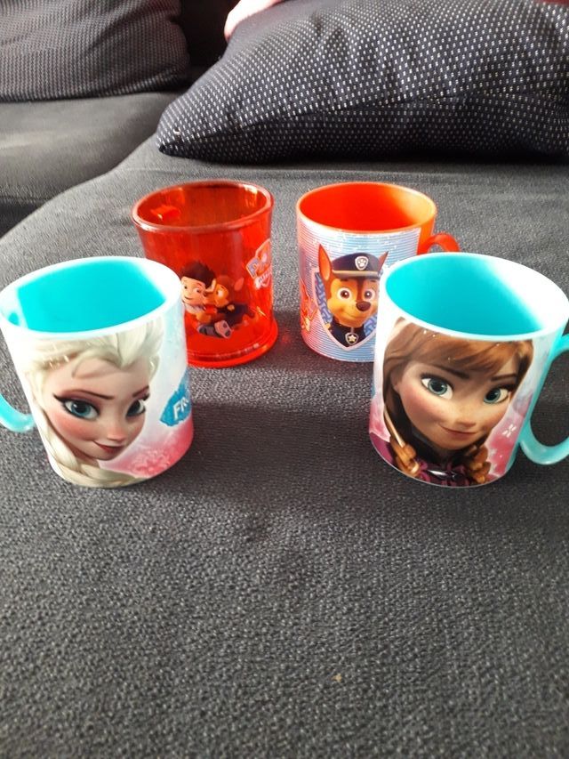 Tazas Disney plastico Frozen y Patrulla canina