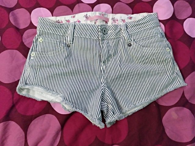 Pantalón corto a rayas blancas y negras