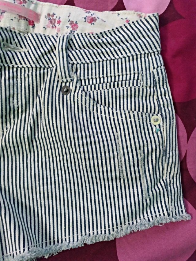 Pantalón corto a rayas blancas y negras