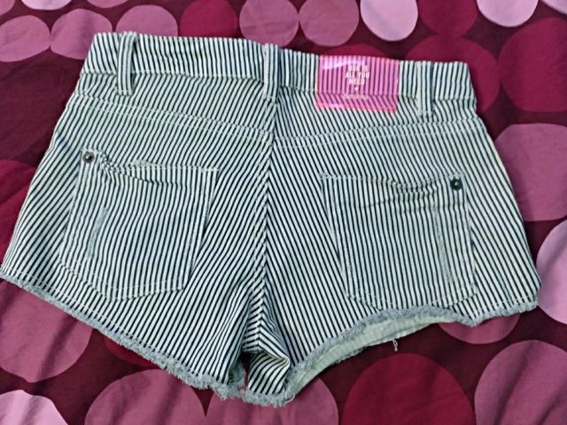 Pantalón corto a rayas blancas y negras